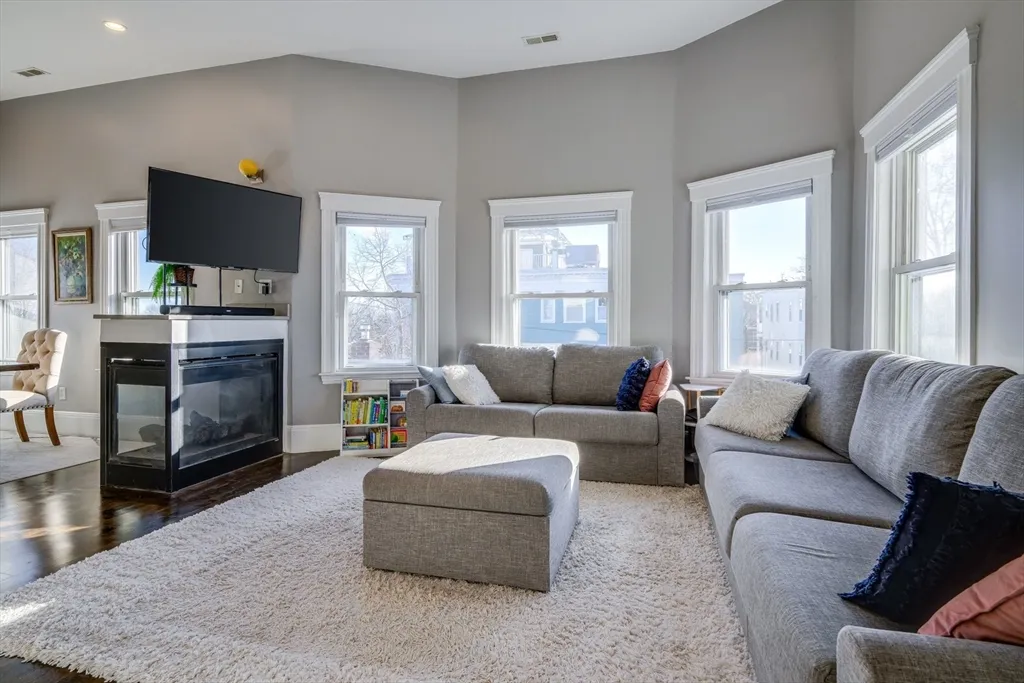 41 Farragut Rd, South Boston