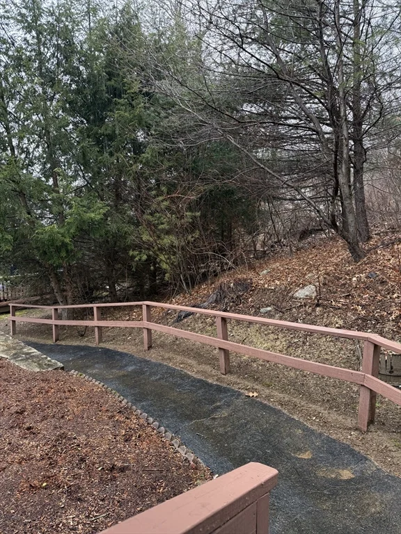 28 Quissett Rd, Mendon