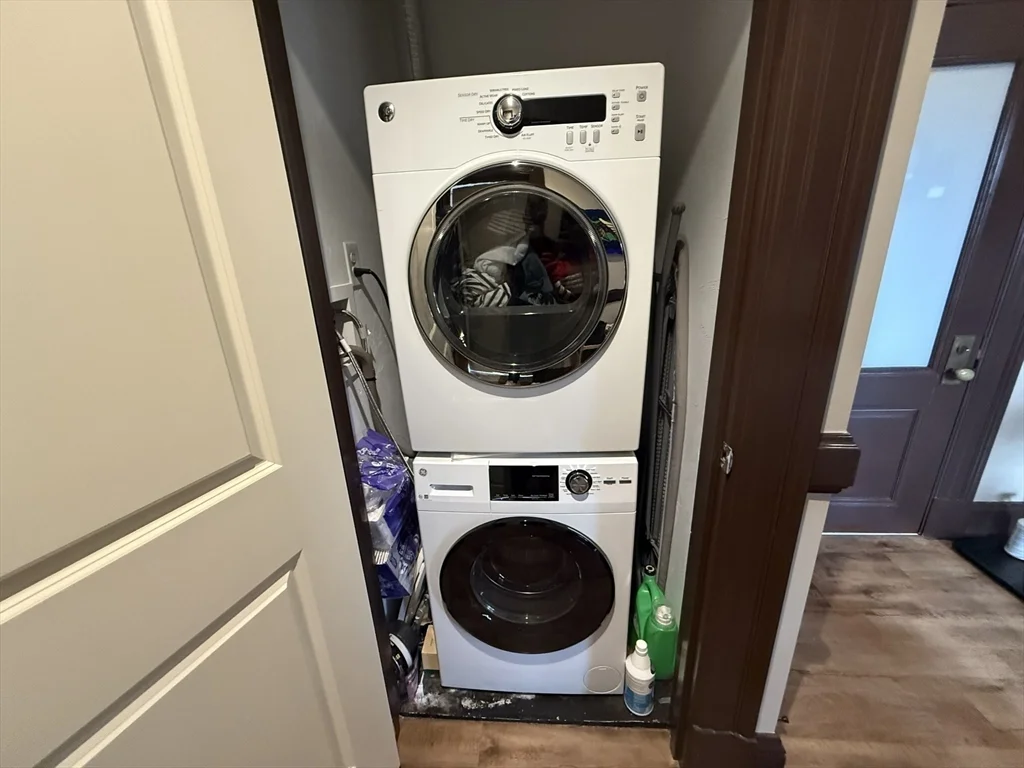 6 Main St Ext, Downtown