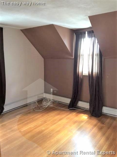 8 Pleasant St, Medford Square