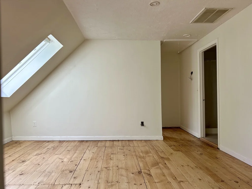 161 Cedar St, Milford