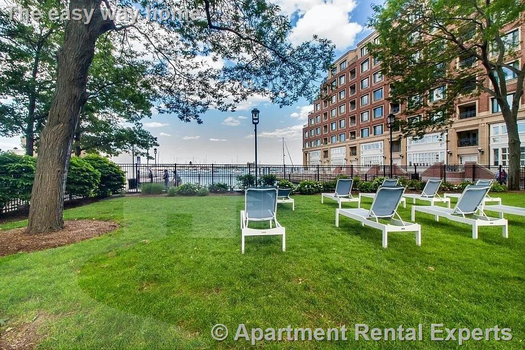 85 East India Row, Downtown