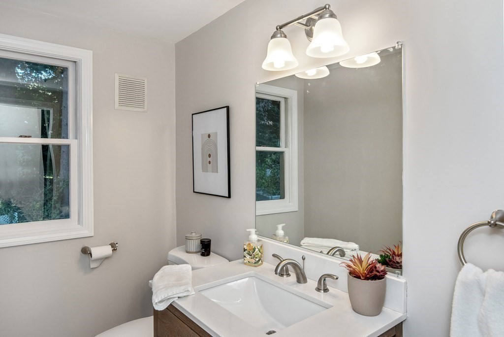 29 Burke Ln, Wellesley