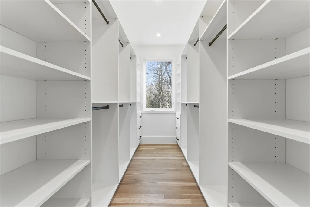 82 Louise Rd, Chestnut Hill