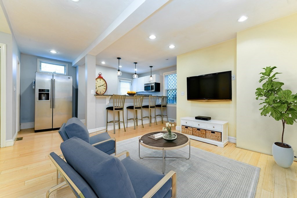 4 Spruce Rd, Precinct One/Upper Dedham