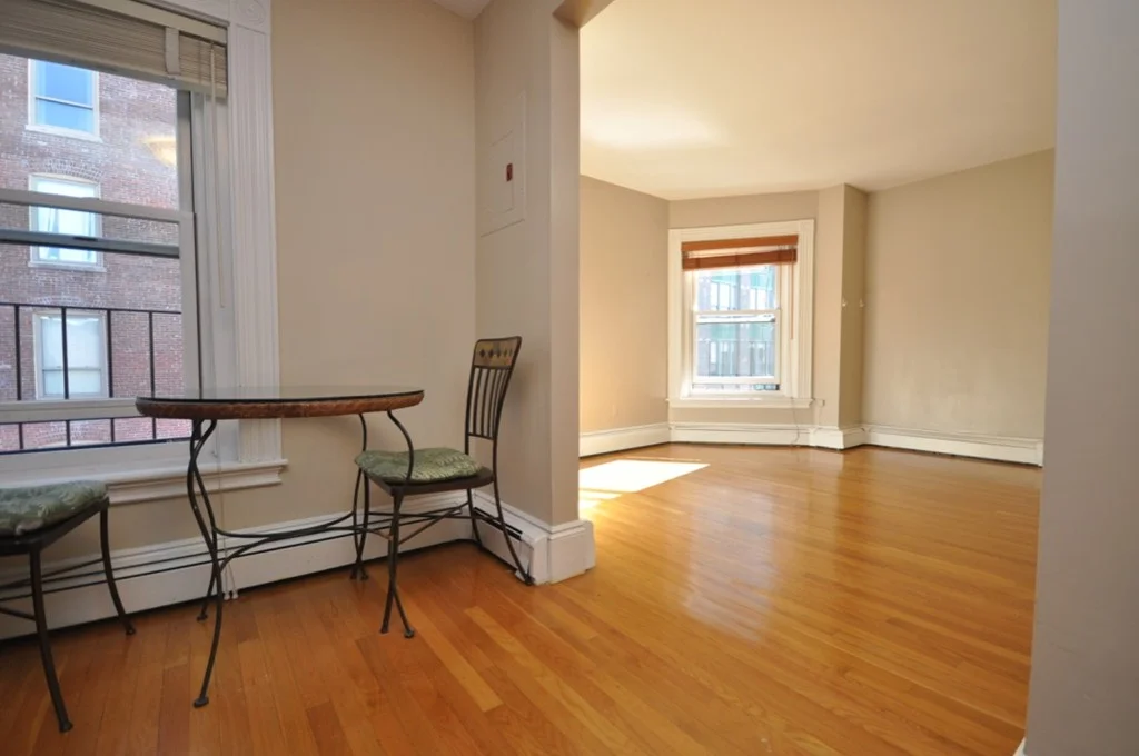 218 Newbury St, Back Bay