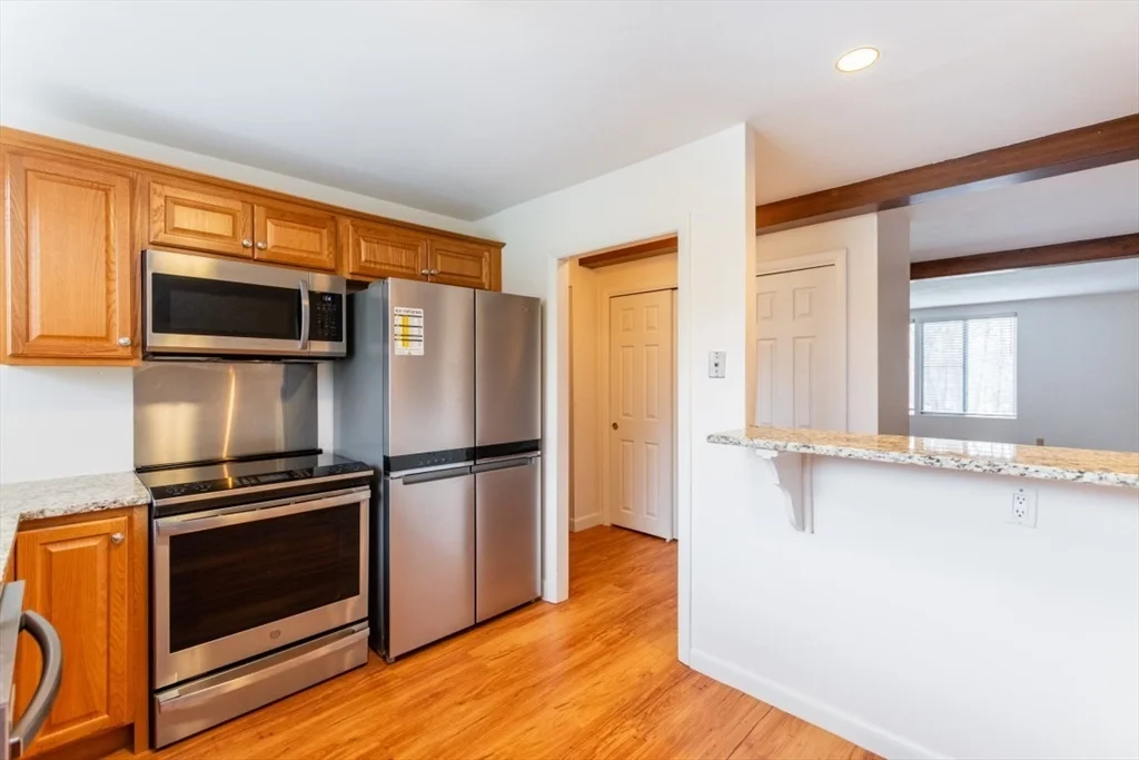 8 Longwood Dr, Andover