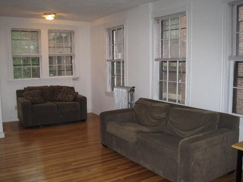 1 bed, 1 bath apartment for rent at 81 Phillips St Unit 2, Beacon Hill — photo 3 of 4