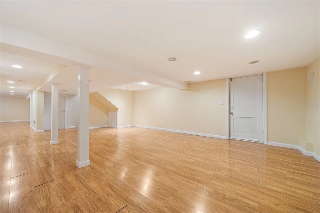 28 Mansfield Rd, Wellesley