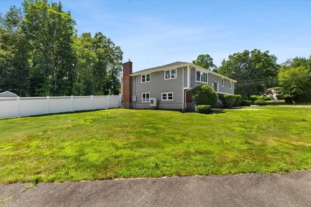 19 Coach Ln, Norwood