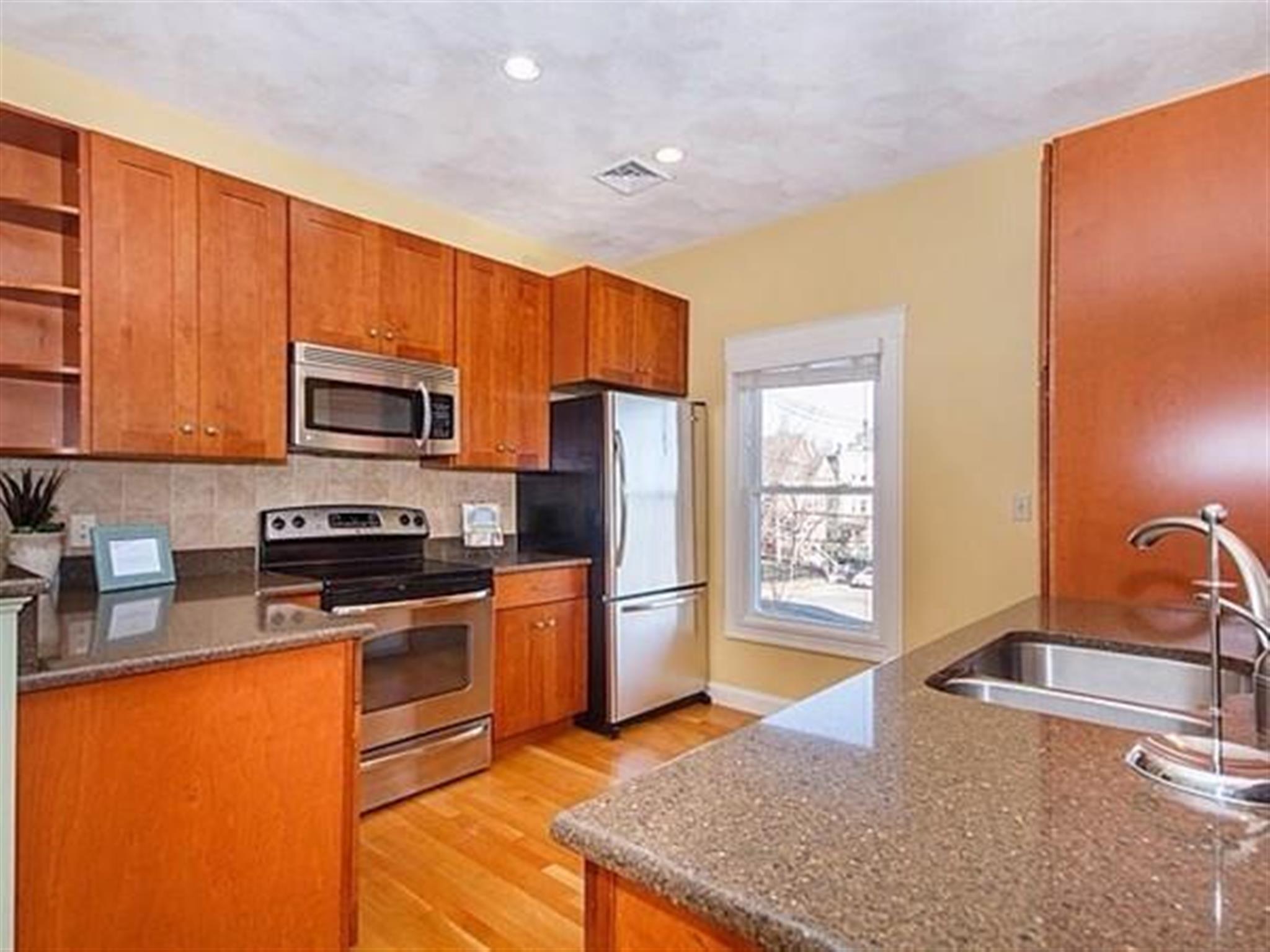 2 bed, 1 bath apartment for rent at 40 Atherton St Unit 2, Spring Hill