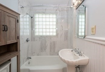 267 Lynn Shore Dr, Diamond District