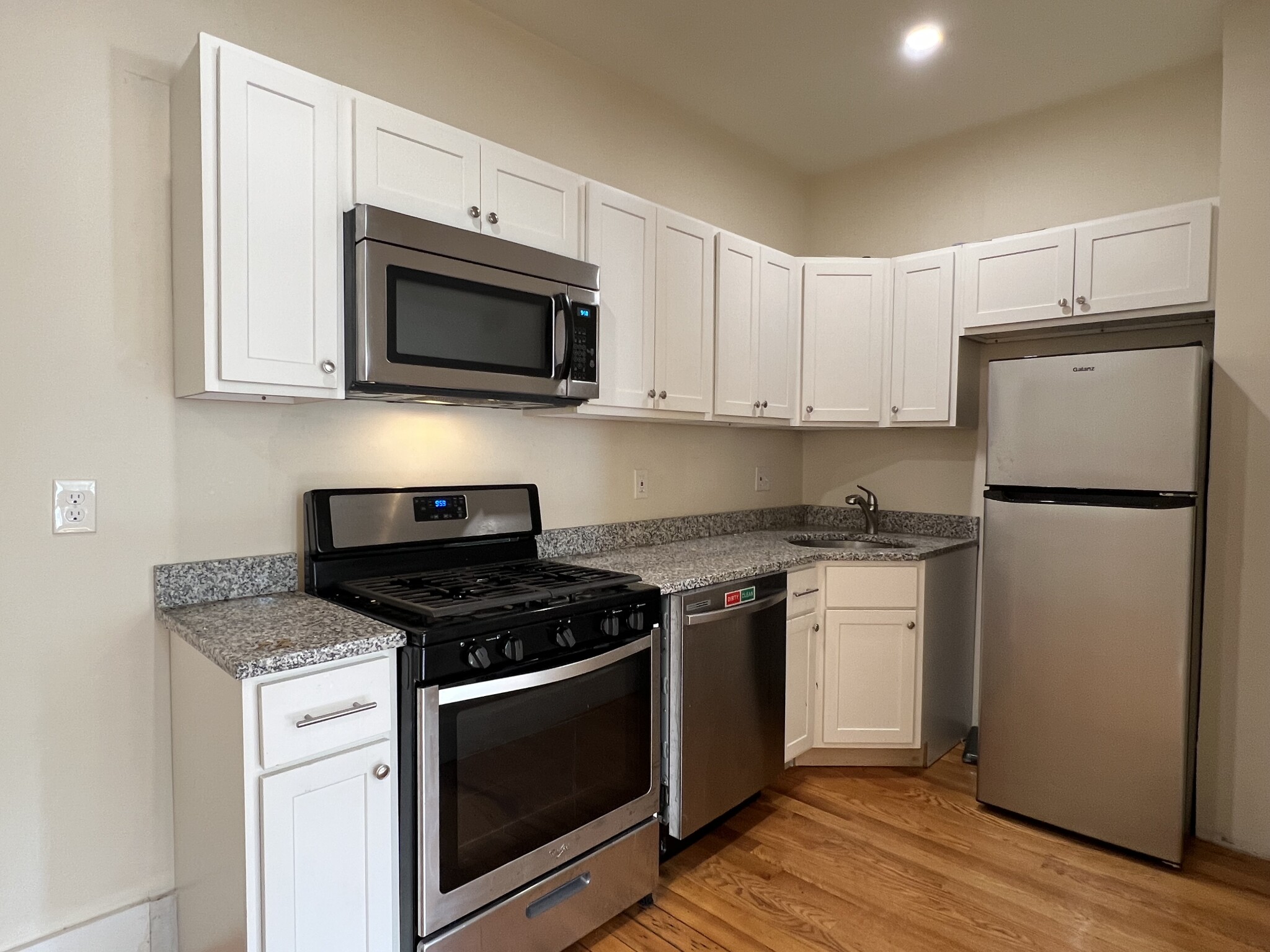 3 bed, 1 bath apartment for rent at 215 Harvard Ave Unit 9PH, Brighton — photo 6 of 20