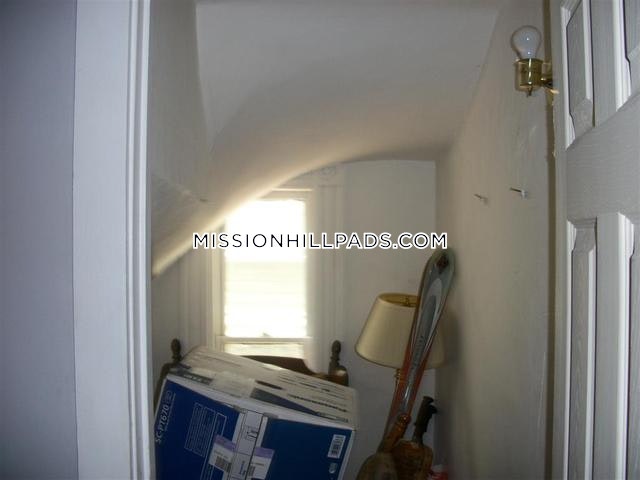 5 bed, 2 bath apartment for rent at 59 Hillside St Unit 3, Mission Hill — photo 23 of 54