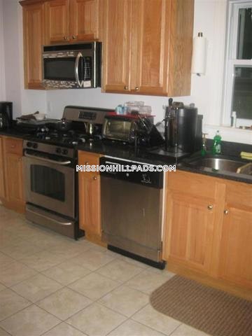 5 bed, 2 bath apartment for rent at 59 Hillside St Unit 3, Mission Hill — photo 3 of 54