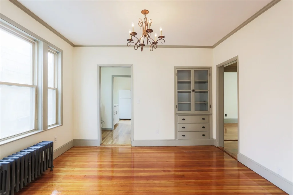 31 Roslyn, Salem