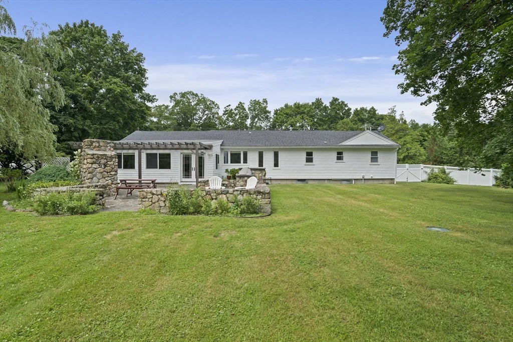 114 Main St, Norwell