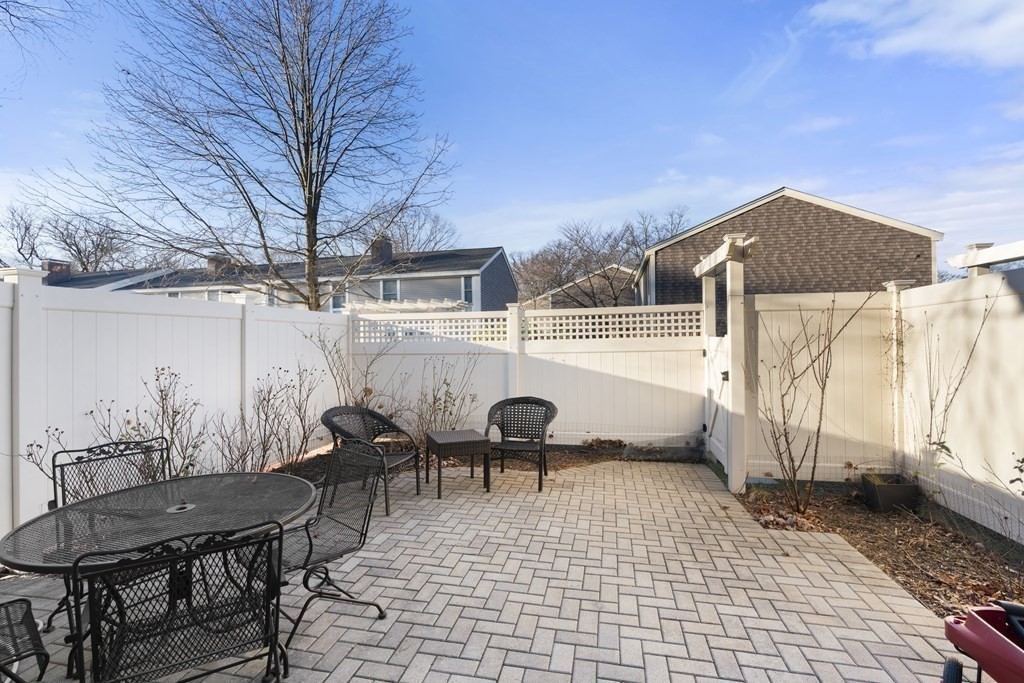 11 Oak St, Wellesley