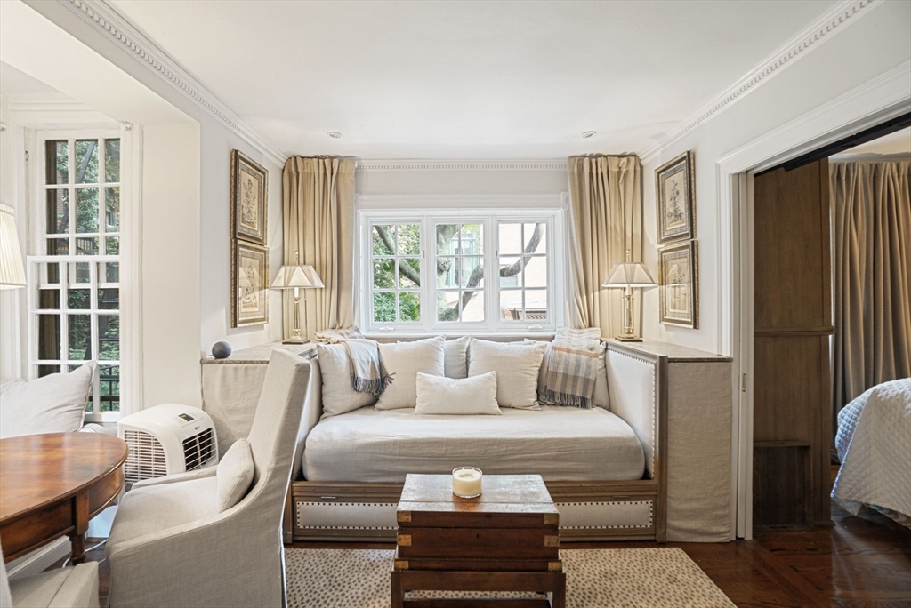 9 Willow St, Beacon Hill