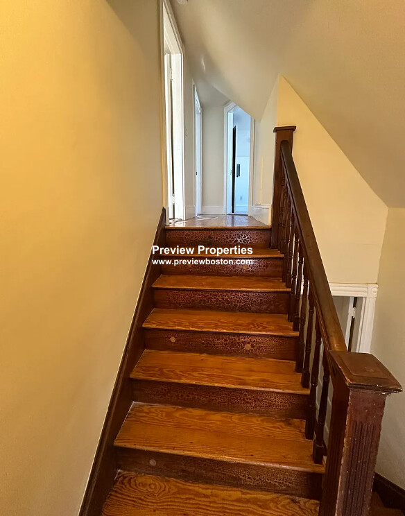 28 Montfern Ave, Oak Square