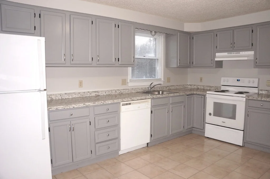 567 Mendon Rd, Attleboro