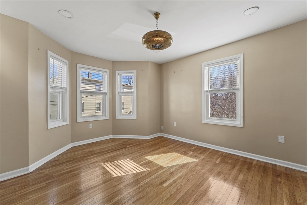 4 Champlain Rd, Salem