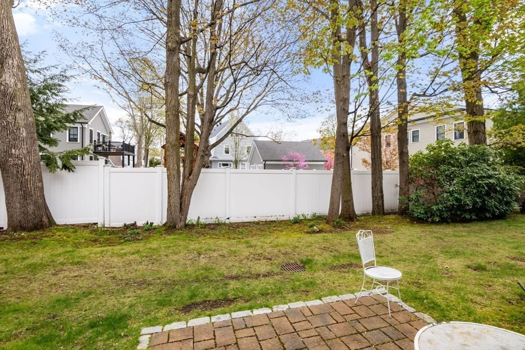 9 Town House Dr, Newtonville