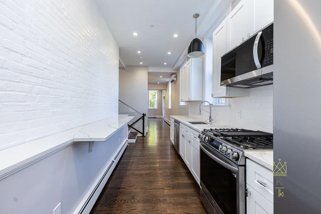 85 Regent St, Roxbury