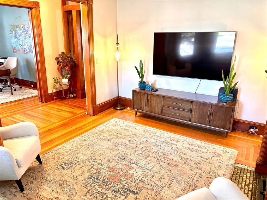 104 Saint James Ave, Holyoke