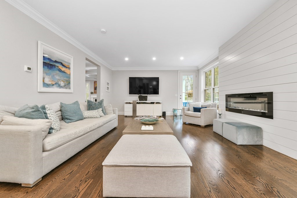 4 bed, 4+ bath apartment for rent at 22 Moody St Unit 0, Newton — photo 4 of 35