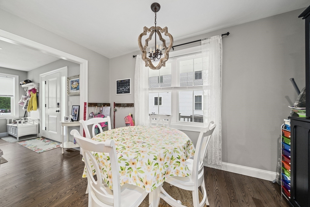 8 Old Field Way, Lakeville