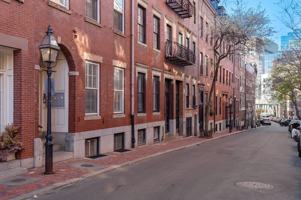 62 West Cedar St, Beacon Hill