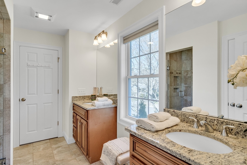 19 Bryn Mawr Rd, Wellesley