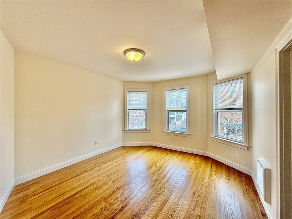 724 Cambridge St, Wellington-Harrington