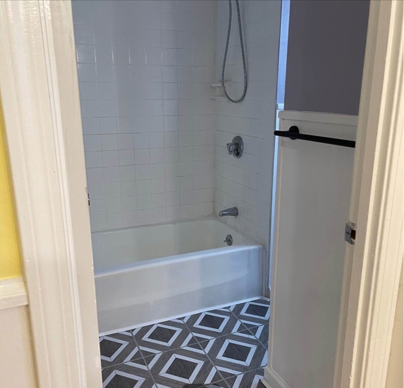 512 Pine St, Fall River