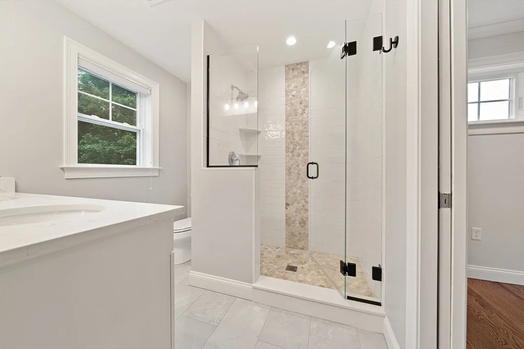 15 Lakeview Ave, Waltham