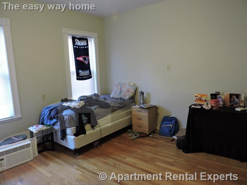 166 Putnam Ave, Riverside