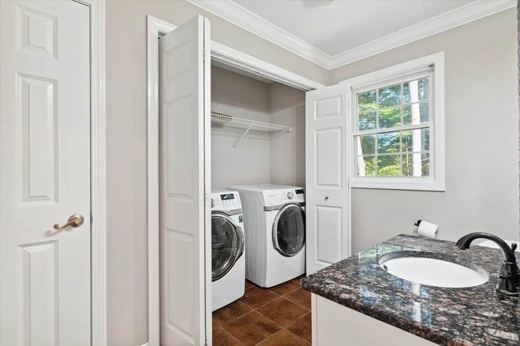 19 Benjamin Ln, Reading