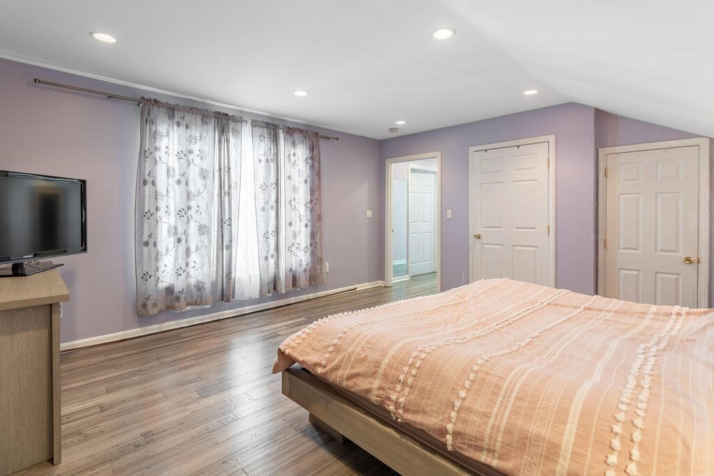 709 Hammond St, Chestnut Hill