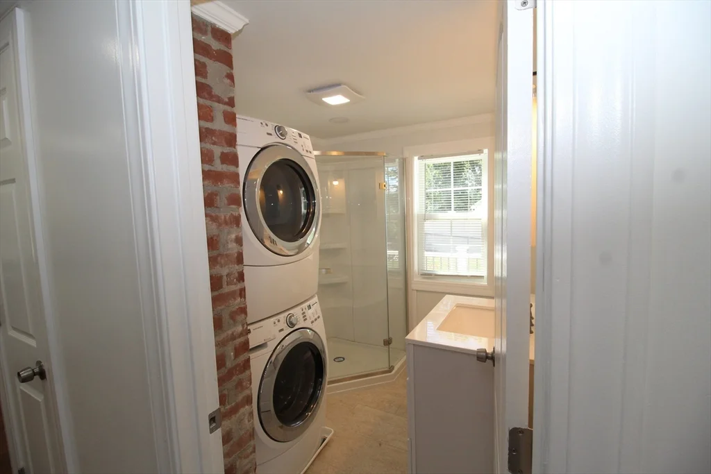 96 Walnut Ln, Attleboro