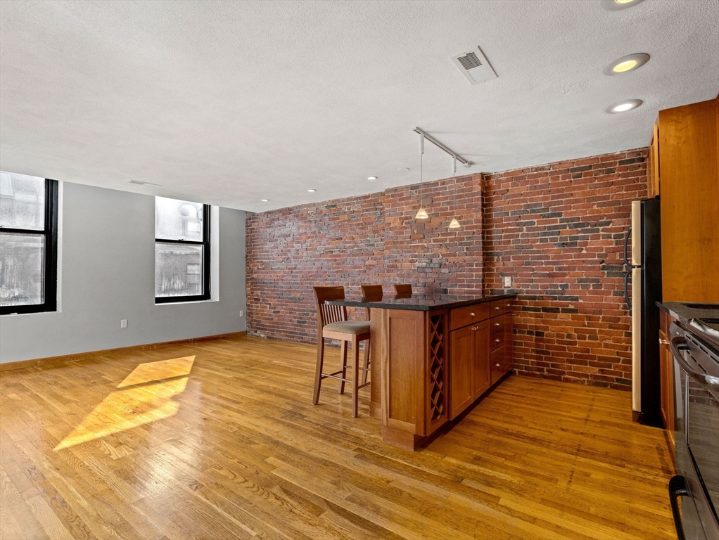 386 Commercial St, North End