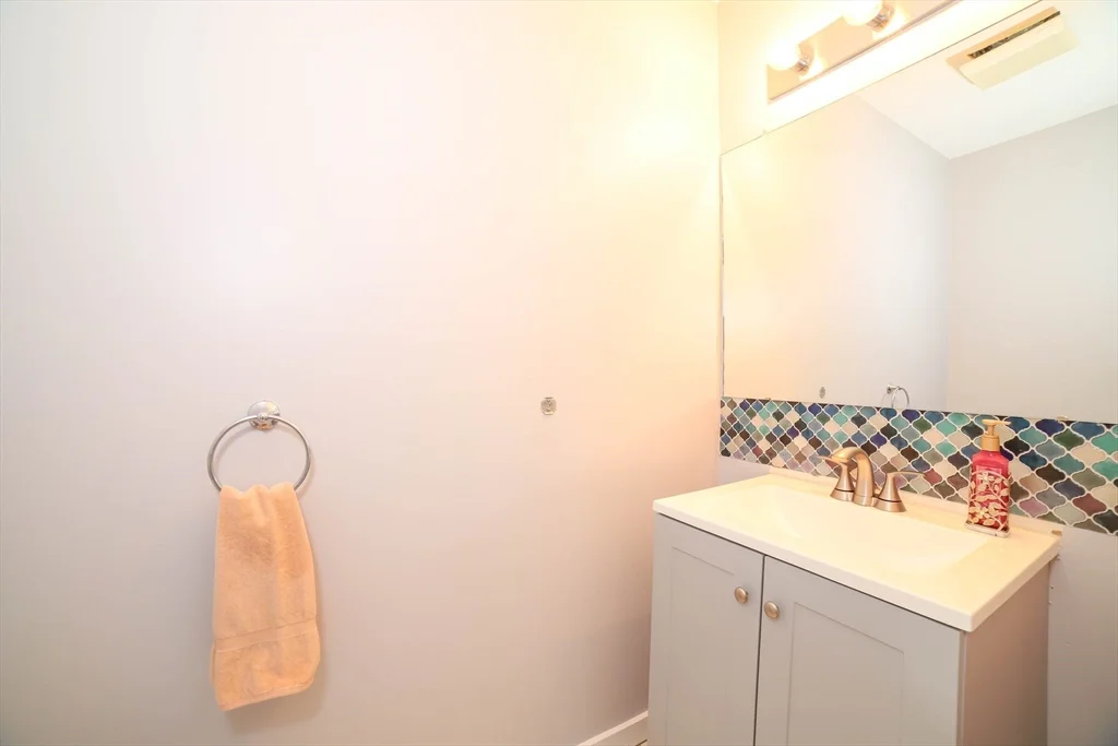 64 Camelot Dr, Tatnuck