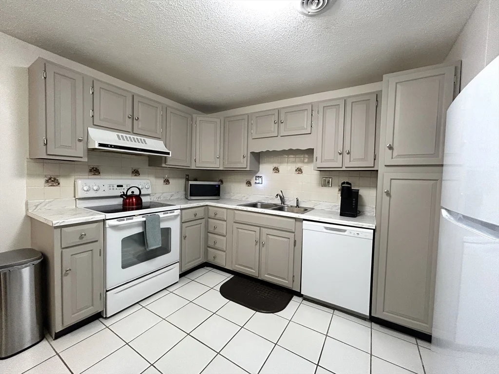 15 Thompson Dr, Randolph