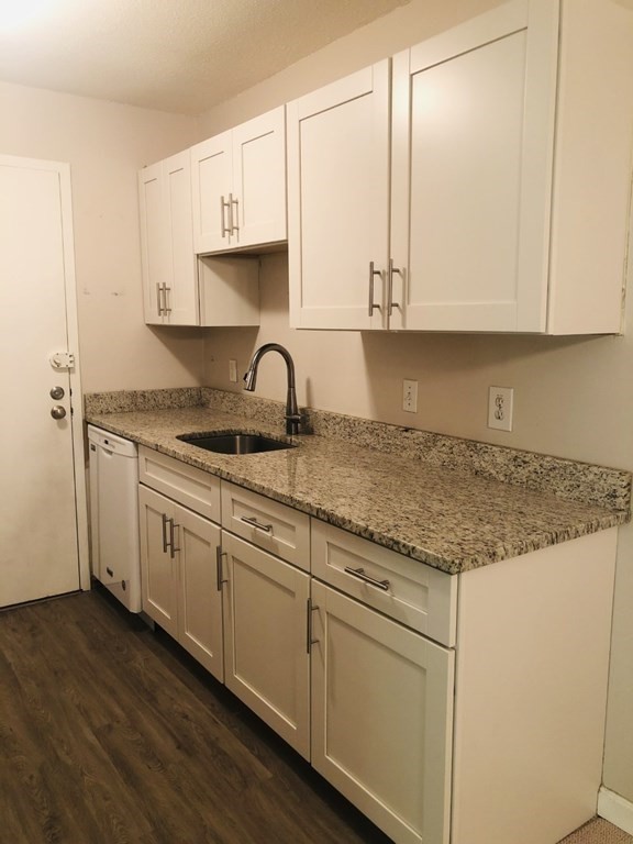 52 Village Brook Ln, Natick