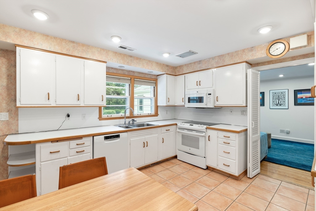 140 Paulson Rd, Waban