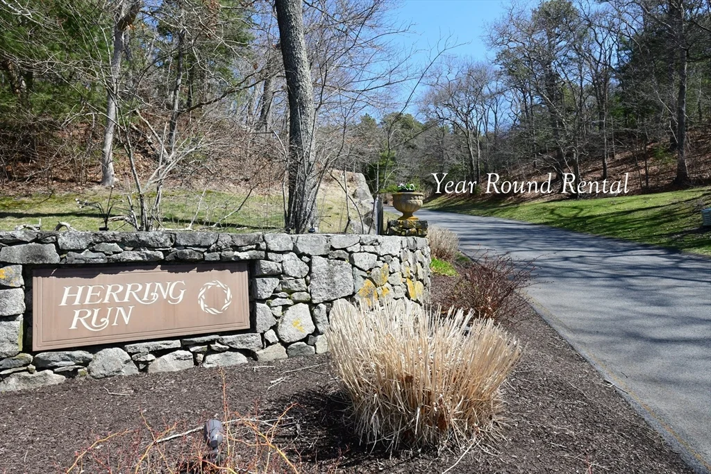 4 Bittersweet Ln, Buzzards Bay