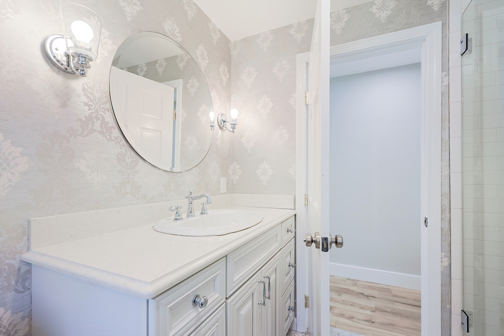 17 Hillside Dr, Beechwood