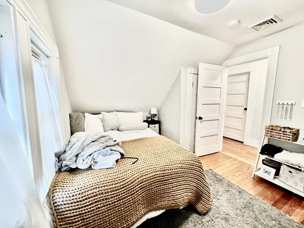 812 Moody St, South Side