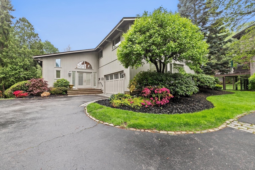25 Laurus Ln, Newton