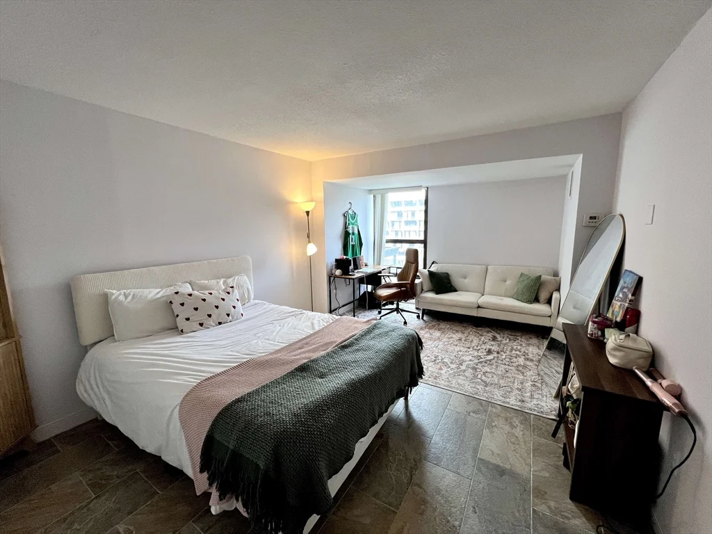 566 Commonwealth, Fenway